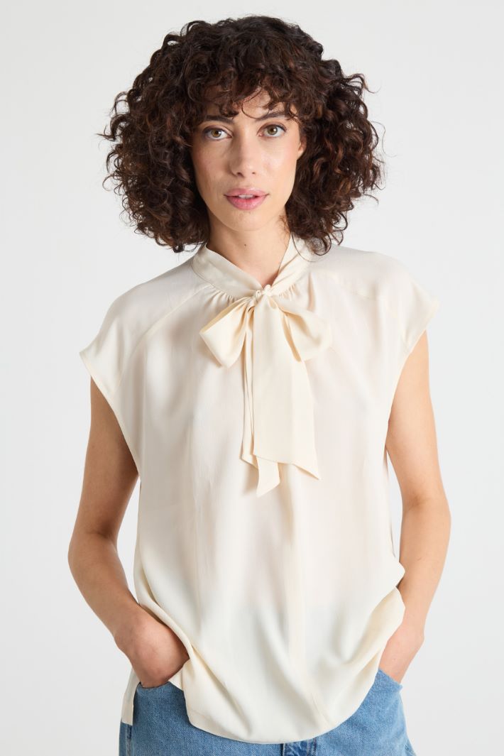 Scarf-collar blouse Intrend - 2