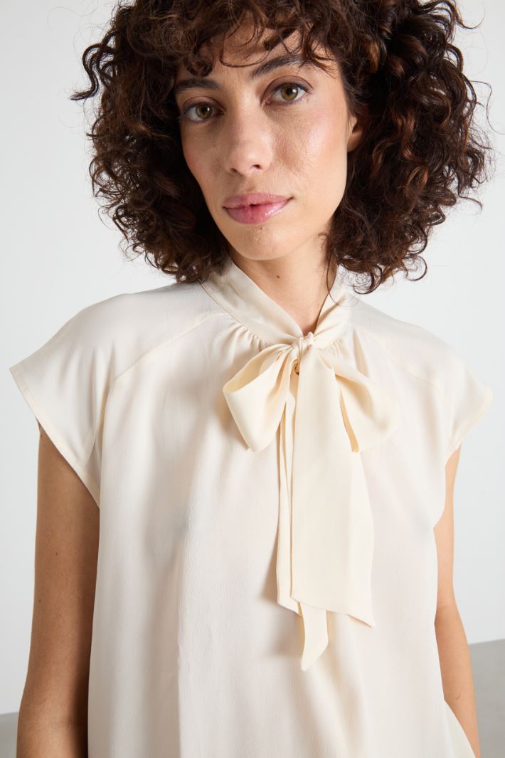 Scarf-collar blouse Intrend - 3