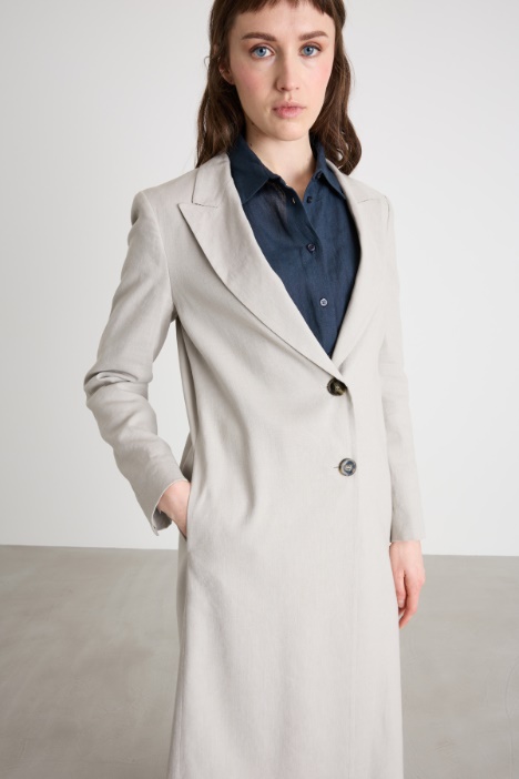 Abrigo ligero de botonadura sencilla