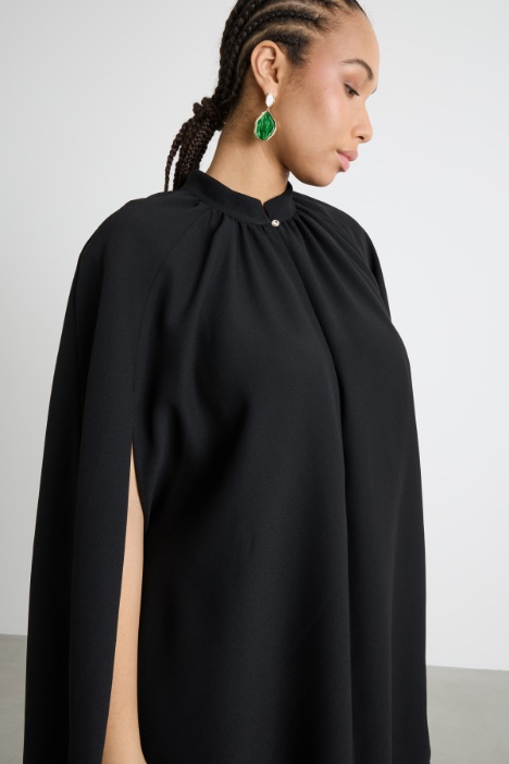 Cappa in crepe con bottoni gioiello