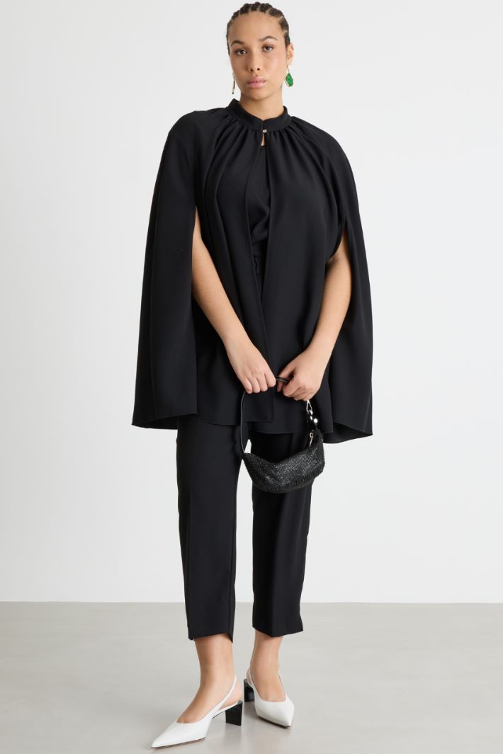 Cappa in crepe con bottoni gioiello Intrend