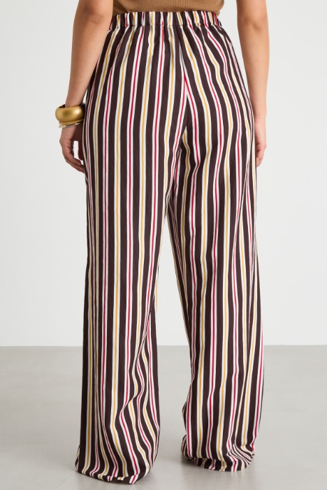 Pantalón ancho con cintura elástica