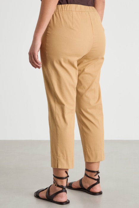 Pantalón crop ajustado de gabardina