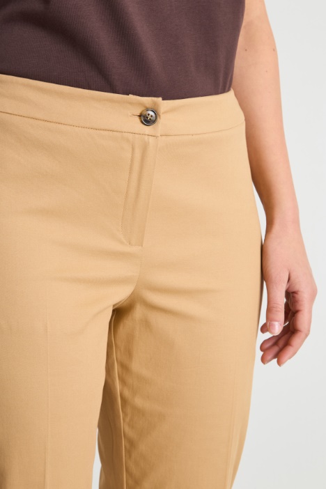 Pantalón crop ajustado de gabardina