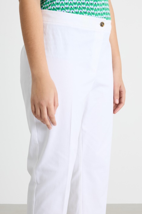 Pantalón crop ajustado de gabardina