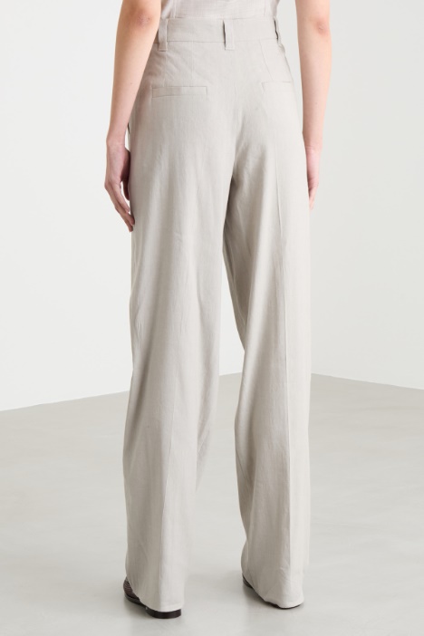 Pantalone con pieghe