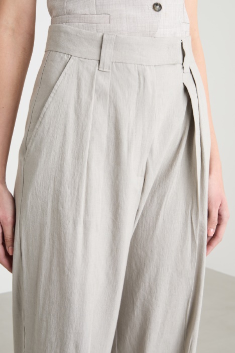 Pantalone con pieghe