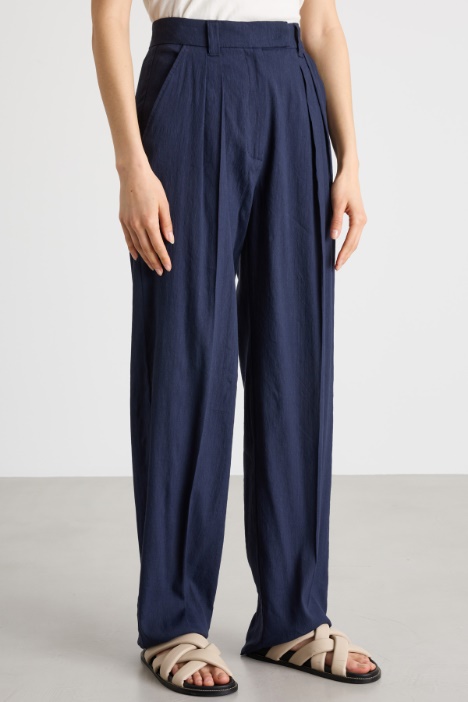 Pantalone con pieghe