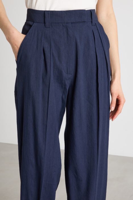 Pantalone con pieghe