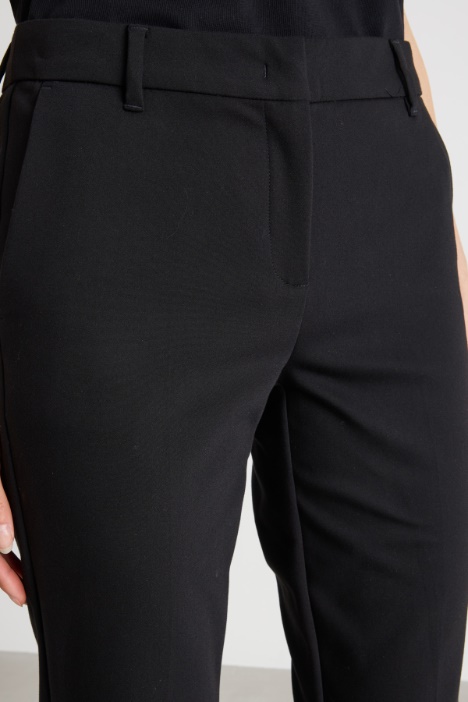 Pantalone a sigaretta con spacchi