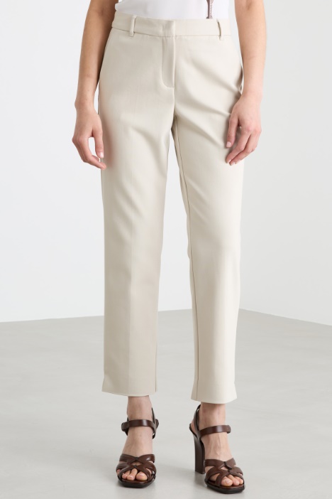 Pantalone a sigaretta con spacchi