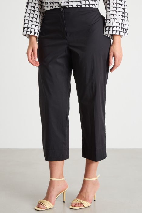 Pantaloni crop aderenti