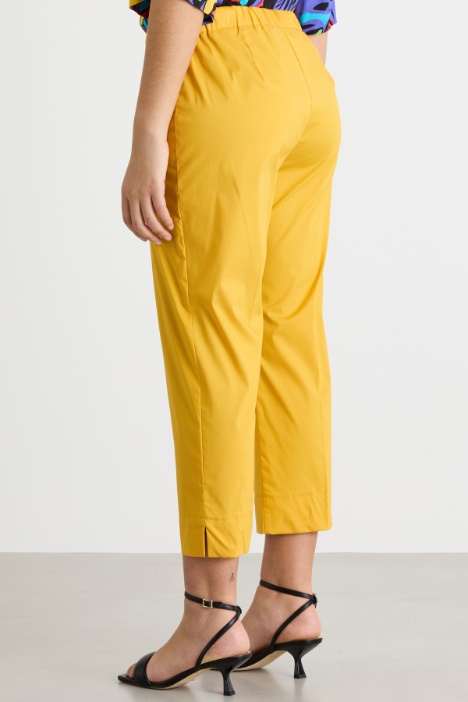 Pantaloni crop aderenti
