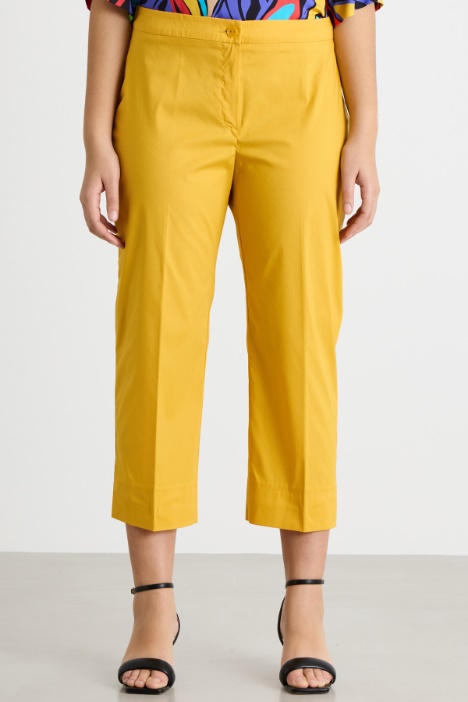 Pantaloni crop aderenti