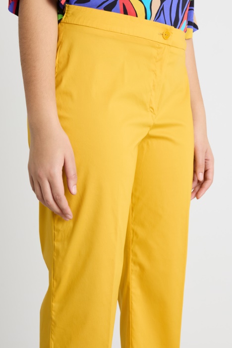 Pantaloni crop aderenti