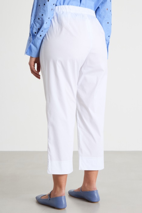 Pantaloni crop aderenti