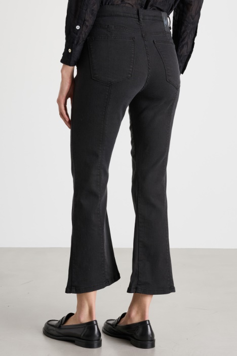 Pantalone con fondo svasato