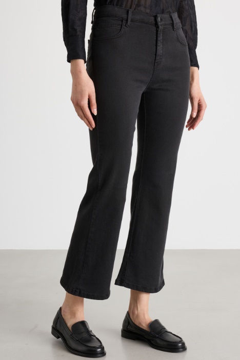 Pantalone con fondo svasato