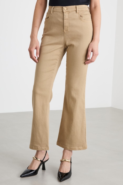 Pantalone con fondo svasato