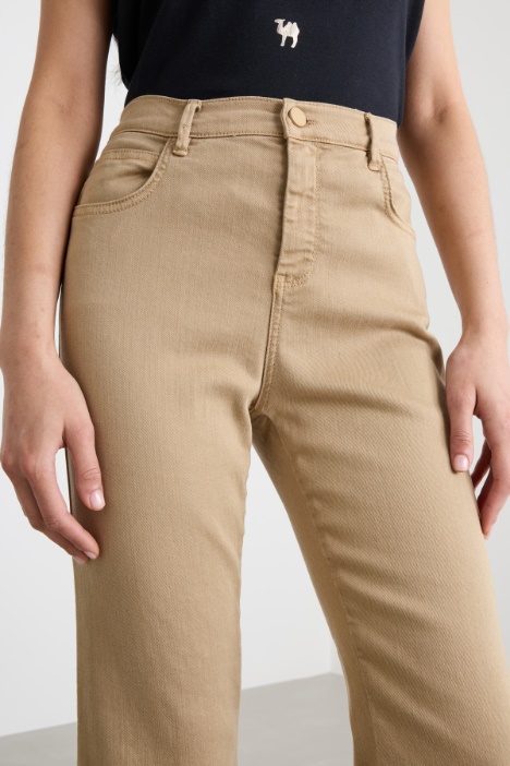Pantalone con fondo svasato