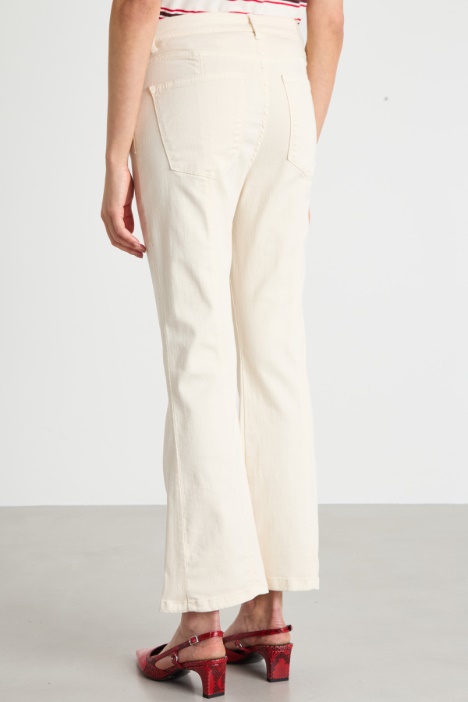 Pantalone con fondo svasato