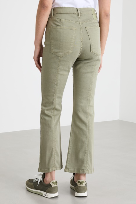 Pantalone con fondo svasato