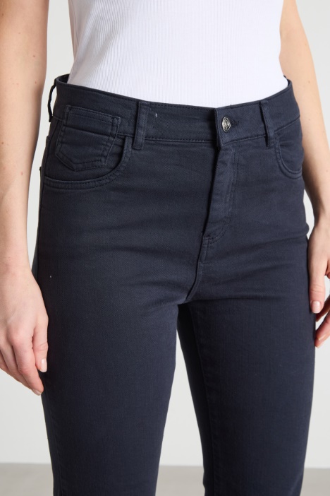 Pantalón de corte ceñido