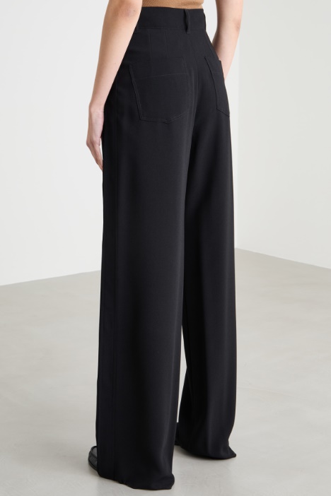 Pantalone fluido con fascia laterale