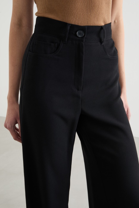 Pantalone fluido con fascia laterale