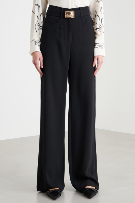 Pantalone fluido con fascia laterale