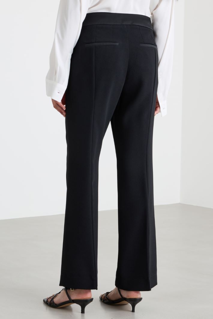 Cropped trousers in technical crepe Intrend - 4