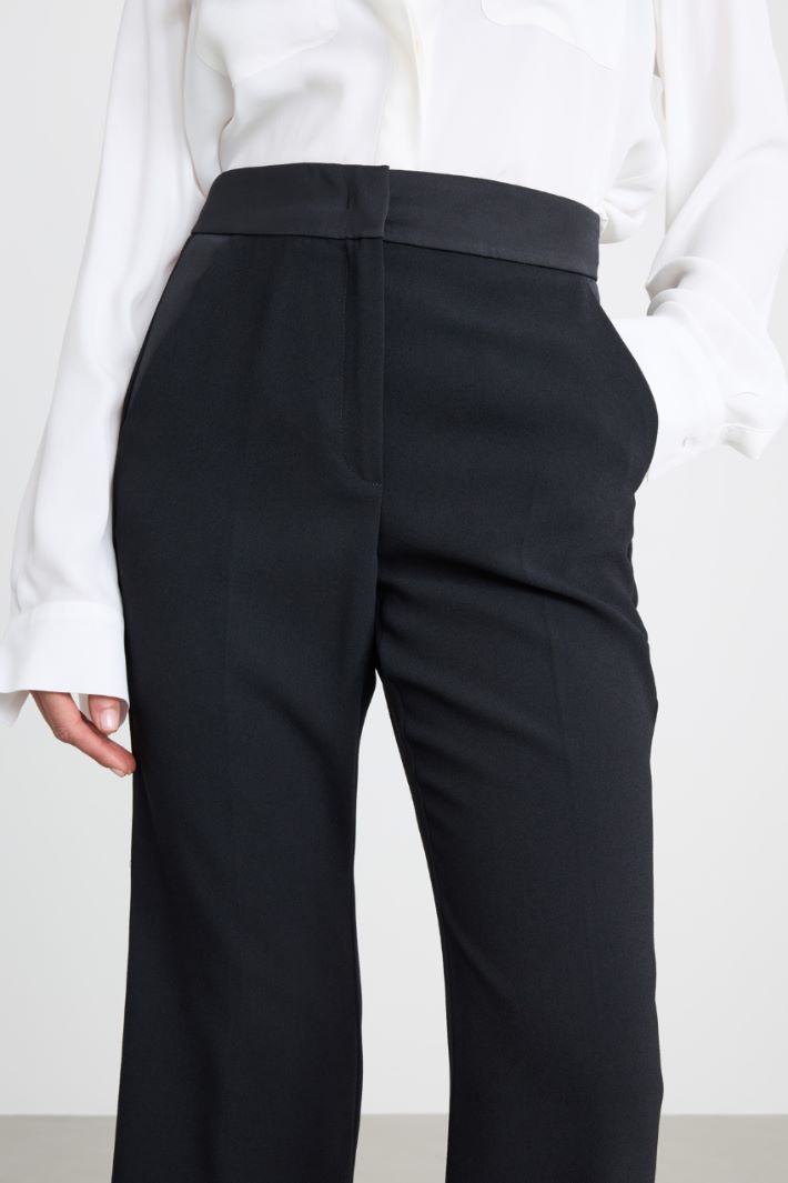 Cropped trousers in technical crepe Intrend - 3