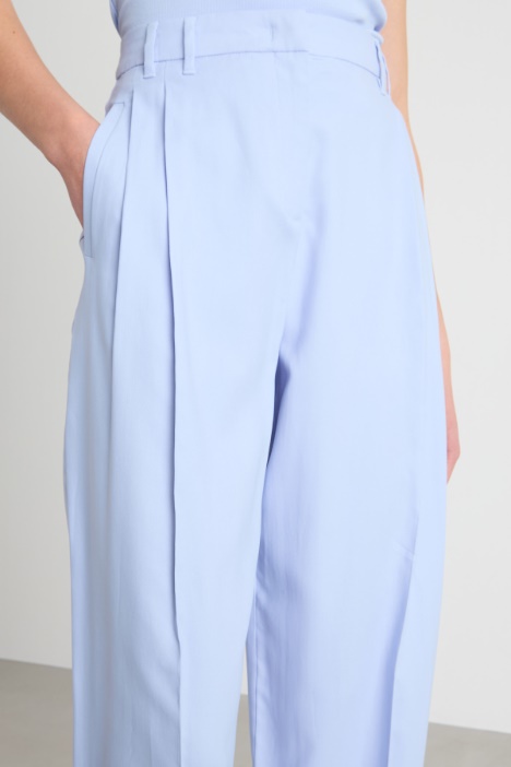 Pantalone ampio con pieghe