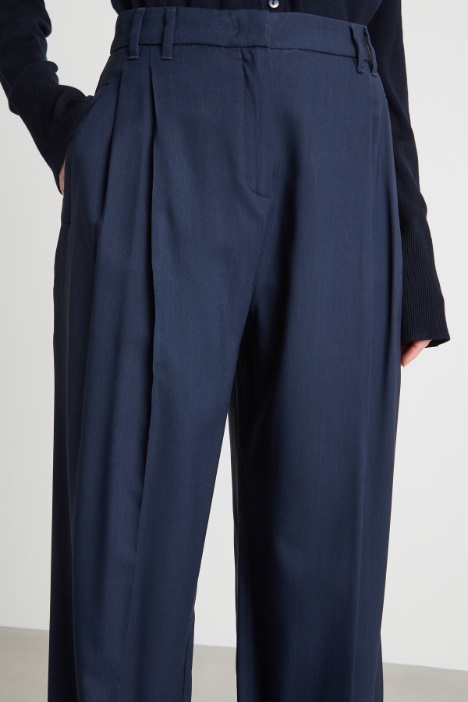 Pantalone ampio con pieghe