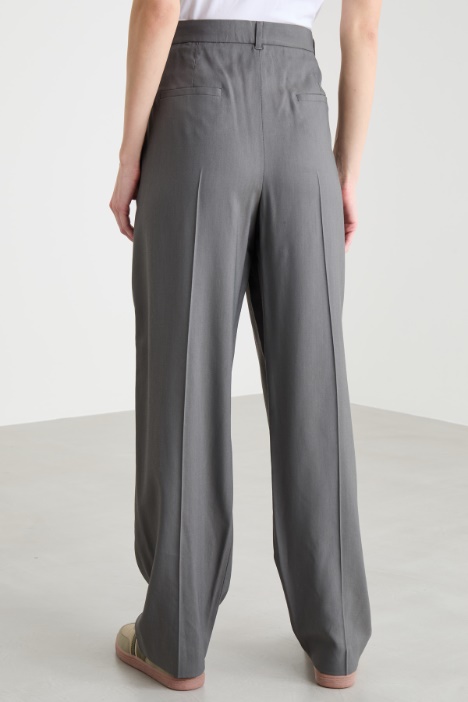Pantalone ampio con pieghe