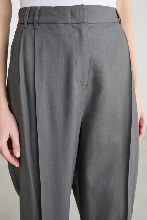 Pantalone ampio con pieghe