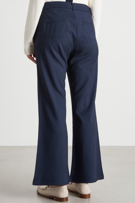 Pantalone con fondo svasato