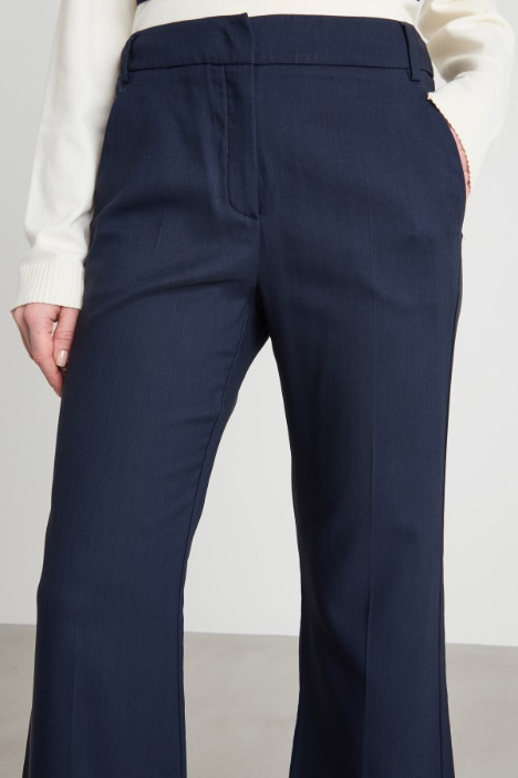 Pantalone con fondo svasato