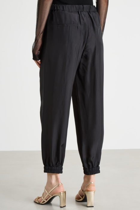 Pantalone jogger con elastico al fondo