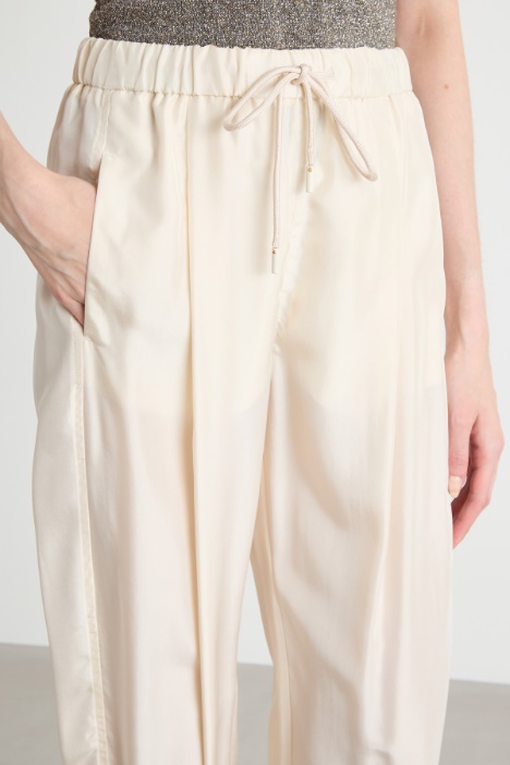 Pantalone jogger con elastico al fondo