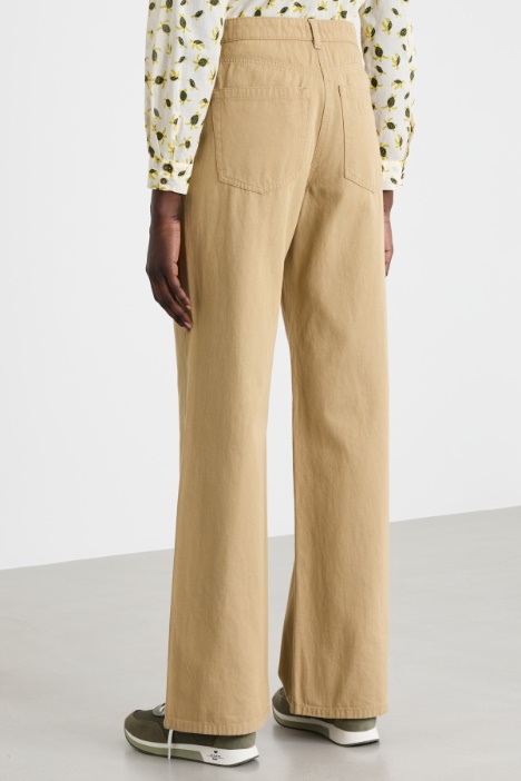 Pantalón amplio de gabardina