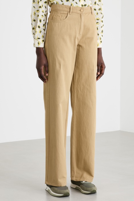 Pantalón amplio de gabardina