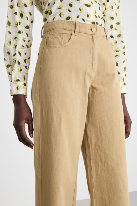 Pantalón amplio de gabardina