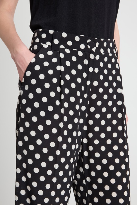 Pantalone dalla linea morbida a pois