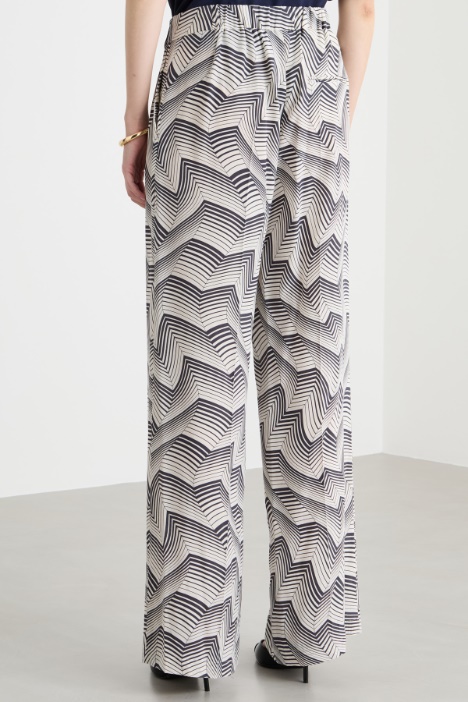 Pantalone dalla linea morbida a pois