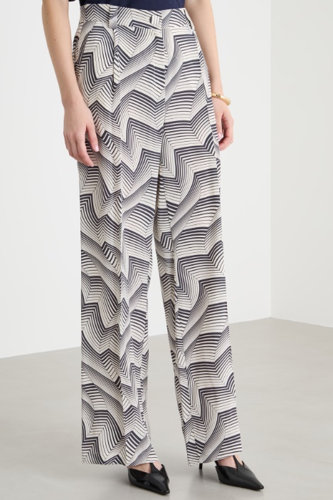 Pantalone dalla linea morbida a pois