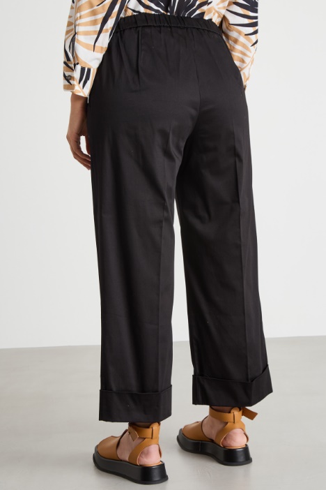 Pantaloni crop in raso stretch
