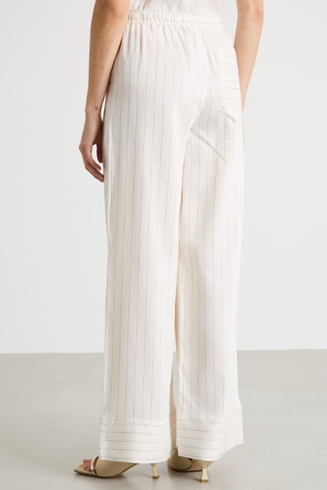 Pantalone fluido e ampio con tasche