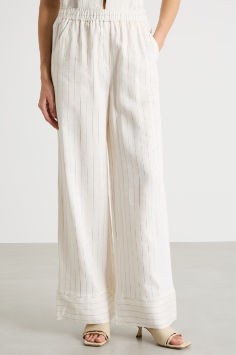 Pantalone fluido e ampio con tasche