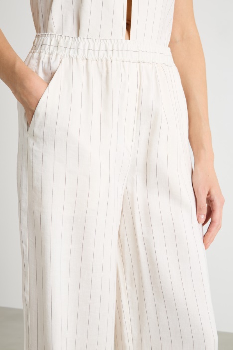 Pantalone fluido e ampio con tasche